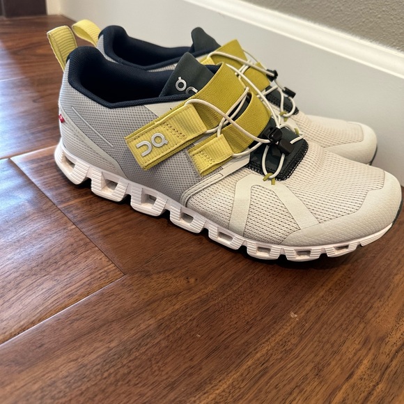 On Cloud Mens Nexus sneakers in the Glacier-Limelight colorway. - Picture 3 of 9